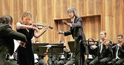 Dirigent Kent Nagano und die Violinistin Veronika Eberle sind im Oktober zu Gast bei den Würth-Philharmonikern.
Foto: Arslan