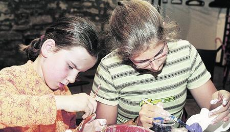 Im Knurps Puppentheater bemalen Jana und Verena ihre Gipsmasken. Die beiden sind voll und ganz in ihre k&uuml;nstlerische Arbeit vertieft. (Foto: Ralf Seidel)