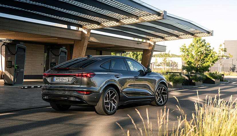 Ab der A-Säule haben die Designer die Silhouette viel schwungvoller als beim Standard-SUV gestaltet. Die Dachlinie ist 3,7 Zentimeter flacher und mündet in einem knackigen Heck samt Spoiler. Ab der A-Säule haben die Designer die Silhouette viel schwungvoller als beim Standard-SUV gestaltet. Die Dachlinie ist 3,7 Zentimeter flacher und mündet in einem knackigen Heck samt Spoiler.