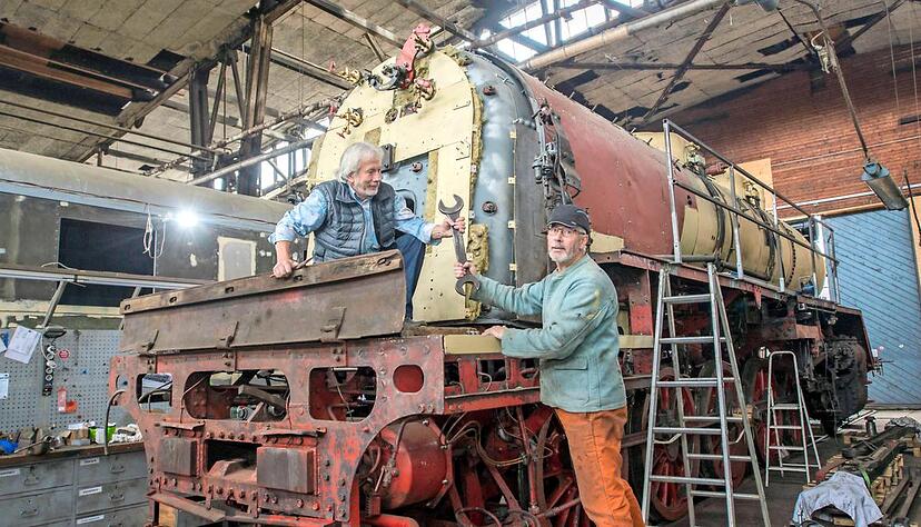 Manfred Scheihing (links) und Egidius Hoffmann arbeiten in der historischen Rechteckhalle des Eisenbahnmuseums am "Käthchen von Heilbronn".Foto: Mario Berger Manfred Scheihing (links) und Egidius Hoffmann arbeiten in der historischen Rechteckhalle des Eisenbahnmuseums am "Käthchen von Heilbronn".Foto: Mario Berger