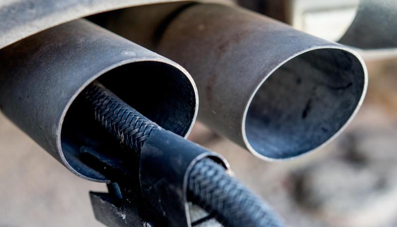 Erkundungsgang: Zu einer HU gehört auch der Nachweis einer bestandenen Abgasuntersuchung (AU), damit die Autos nicht zu viele Abgase herauspusten. Erkundungsgang: Zu einer HU gehört auch der Nachweis einer bestandenen Abgasuntersuchung (AU), damit die Autos nicht zu viele Abgase herauspusten.