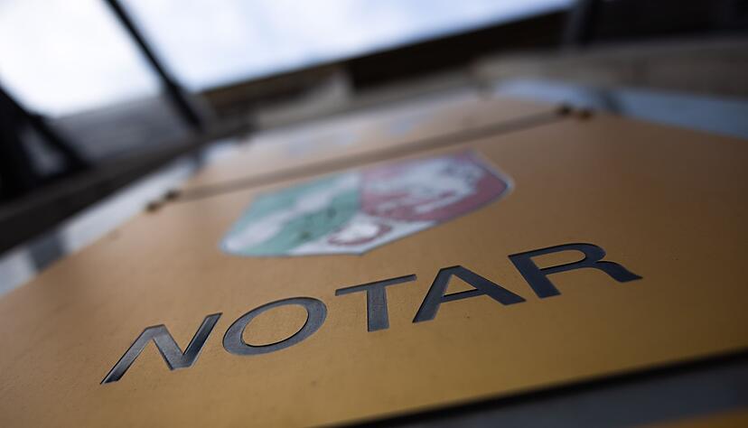 Eine Immobilie zu Lebzeiten verschenken und sich daf&uuml;r ein Nie&szlig;brauchrecht einr&auml;umen lassen? Das geht nur mit Hilfe eines Notars.