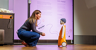 Heimlicher Star der Ausstellung ist der soziale Roboter Navel, der als Gesprächspartner, Zuhörer und Mitspieler agiert. Heimlicher Star der Ausstellung ist der soziale Roboter Navel, der als Gesprächspartner, Zuhörer und Mitspieler agiert.