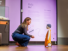 Heimlicher Star der Ausstellung ist der soziale Roboter Navel, der als Gespr&auml;chspartner, Zuh&ouml;rer und Mitspieler agiert.