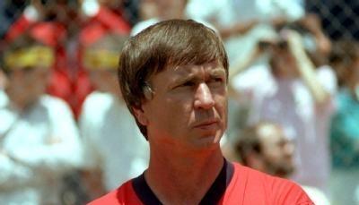 Sepp Piontek steht beim WM-Spiel 1986 gegen Deutschland am Spielfeldrand.