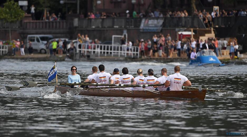 Die britische Herzogin Kate sitzt in einem Regattaboot. Foto: dpa