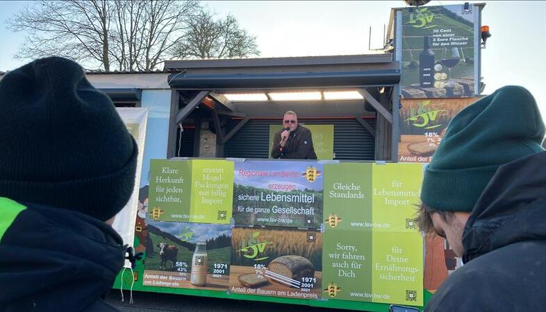Christian Coenen, Vorsitzender von "Land schafft Verbindung Baden-W&uuml;rttemberg", h&auml;lt eine Rede vor Lidl in Bad Wimpfen.