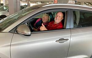 Erich und Ute Spillmann stehen geduldig im Stau an der Tankstelle &minus; in der rechten Spur, denn da "kann man sich sch&ouml;n nach vorne mogeln".