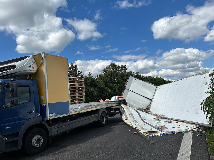 A81-Sperrung Richtung Stuttgart: Lkw bei Ilsfeld umgekippt