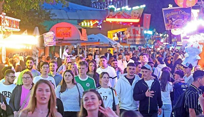 Noch bis zu 14. Juli steht die Theresienwiese einmal mehr ganz im Zeichen des Heilbronner Volksfestes. Noch bis zu 14. Juli steht die Theresienwiese einmal mehr ganz im Zeichen des Heilbronner Volksfestes.