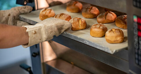Auch wenn sie gebacken werden m&uuml;ssen: Br&ouml;tchen sind gar nicht mal jene Warengruppe, die am ehesten bei steigendem &Ouml;lpreis teurer wird.