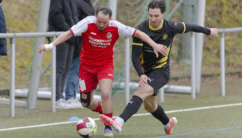 Sebahattin &Ouml;zt&uuml;rk (links), in der Winterpause von der TSG &Ouml;hringen zu T&uuml;rkspor Eppingen zur&uuml;ckgekehrt, dr&uuml;ckte dem Spiel der Kraichgauer gegen den VfB St. Leon direkt seinen Stempel auf.