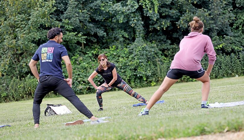Strecken, dehnen, kr&auml;ftigen: Sport im Park hat einen ganz besonderen Reiz (im Bild beim Faszientraining mit &Uuml;bungsleiterin Anne Leiss, Mitte). 
Foto: Ralf Seidel