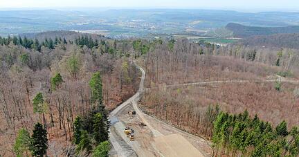 Blick auf das Baufeld der Windenergieanlage (WEA) III auf Gemarkung Obersulm. Hier finden derzeit noch die Erdprofilierungs- und Wegebauarbeiten statt. Gut zu erkennen sind die Amphibienschutzzäune um die Aufstellfläche.
Fotos: Bürgerwindparkt Hohenlohe