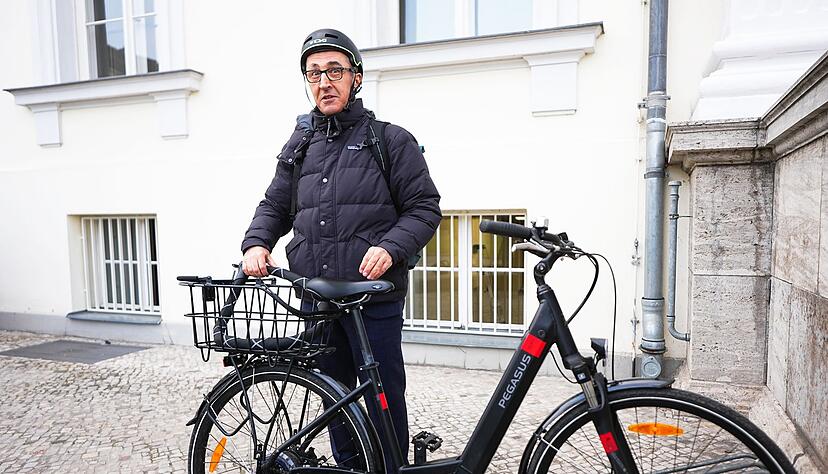 Agrarminister Cem Özdemir kam mit dem Fahrrad zum Schloss Bellevue - wie einst zu seiner Ernennung. Agrarminister Cem Özdemir kam mit dem Fahrrad zum Schloss Bellevue - wie einst zu seiner Ernennung.