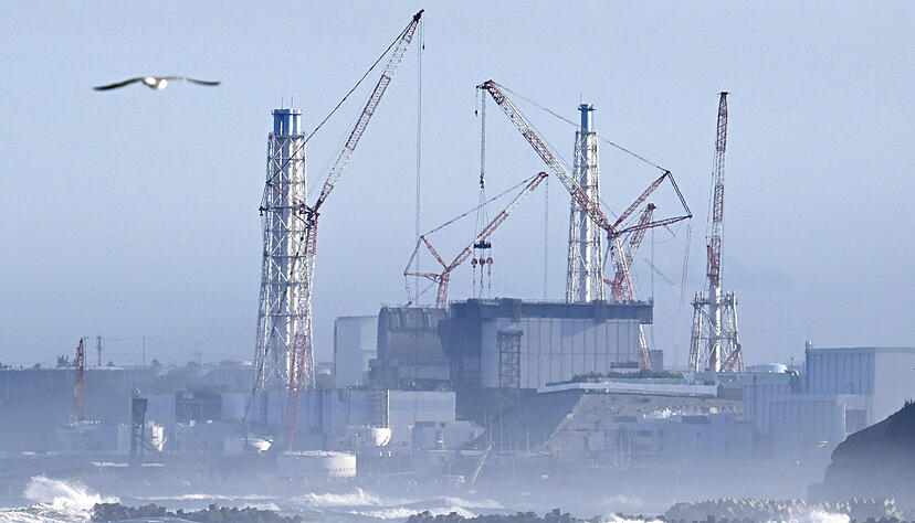 Das havarierte Kernkraftwerk Fukushima Daiichi. Hier werden noch die geschmolzenen Brennelemente zurückgeholt. Aufgrund des Tsunamis müssen die Arbeiter nun das Gelände verlassen. Das havarierte Kernkraftwerk Fukushima Daiichi. Hier werden noch die geschmolzenen Brennelemente zurückgeholt. Aufgrund des Tsunamis müssen die Arbeiter nun das Gelände verlassen.