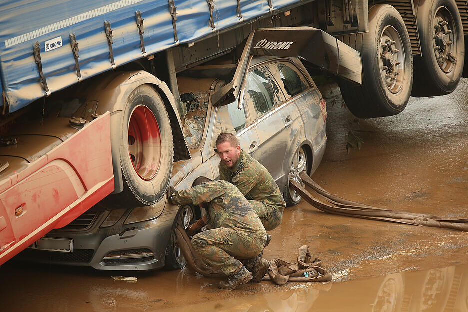 Bundeswehr-Soldaten versuchen einen PKW zu bergen auf der B265. +++ dpa-Bildfunk +++ Bundeswehr-Soldaten versuchen einen PKW zu bergen auf der B265. +++ dpa-Bildfunk +++
