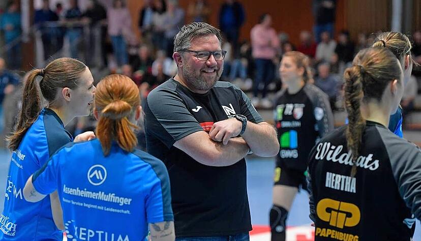 Alessia Riner, Rabea Pollakowski, Thomas Zeitz und Halles Rechtsaußen Emma Hertha (von links) werden sich am Sonntag in der Ballei wiedersehen. Alessia Riner, Rabea Pollakowski, Thomas Zeitz und Halles Rechtsaußen Emma Hertha (von links) werden sich am Sonntag in der Ballei wiedersehen.