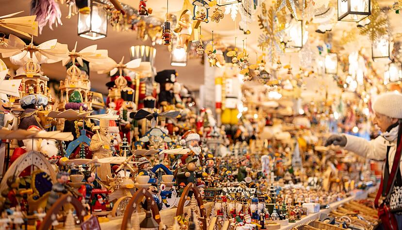 Der Nürnberger Christkindlesmarkt zählt neben dem Dresdner Striezelmarkt zu den ältesten Weihnachtsmärkten Deutschlands. Der Nürnberger Christkindlesmarkt zählt neben dem Dresdner Striezelmarkt zu den ältesten Weihnachtsmärkten Deutschlands.