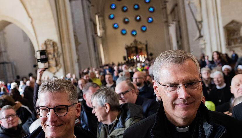 Münsters Oberbürgermeister Tilmann Fuchs (Grüne) war unter den Besuchern im Dom und begrüßte den gerade ernannten Bischof. Münsters Oberbürgermeister Tilmann Fuchs (Grüne) war unter den Besuchern im Dom und begrüßte den gerade ernannten Bischof.