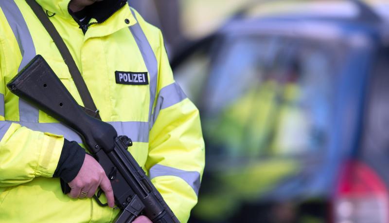 Ein Polizist tr&auml;gt eine Maschinenpistole. Foto: Federico Gambarini/Archiv