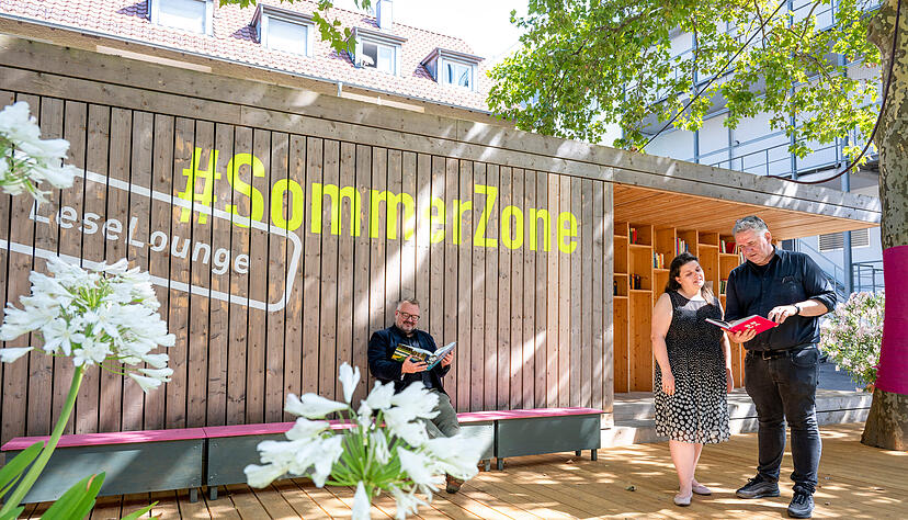 Genießen die Lese-Lounge in der Sommer-Zone in der Turmstraße (v. l.): Bürgermeister Andreas Ringle, Marie-Luise Bertsch und Oliver Toellner.