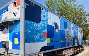 Schwimmkurs im Auflieger: Schwimmmobil „Wundine on Wheels“ der Josef-Wund-Stiftung will möglichst vielen Kindern ermöglichen, schwimmen zu lernen.  Foto: Simon Gajer