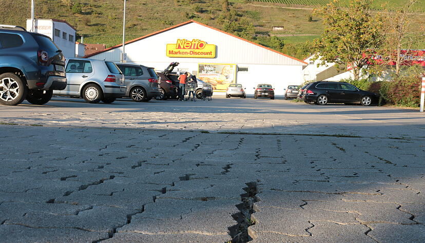 Lose Steine und große Lücken: Der Parkplatz vor der Ingelfinger Netto-Filiale hat grobe Mängel − eigentlich sollten die bis Jahresende beseitigt sein.
Foto: Götz Greiner