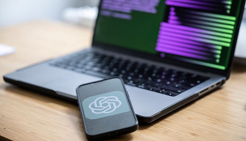Auf dem Monitor eines Handys ist das ChatGPT-Logo zu sehen.