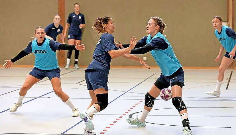 Vasiliki Gkatziou (Mitte) ist nach ihrer langen Verletzung laut Thomas Zeitz auf einem "sehr guten Weg". Annefleur Bruggeman (re.) testete er am Kreis. Vasiliki Gkatziou (Mitte) ist nach ihrer langen Verletzung laut Thomas Zeitz auf einem "sehr guten Weg". Annefleur Bruggeman (re.) testete er am Kreis.
