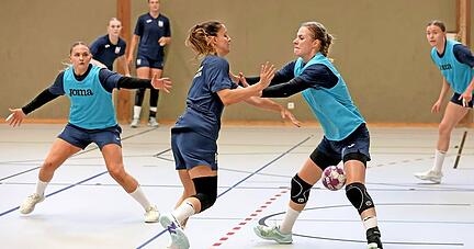 Vasiliki Gkatziou (Mitte) ist nach ihrer langen Verletzung laut Thomas Zeitz auf einem "sehr guten Weg". Annefleur Bruggeman (re.) testete er am Kreis.
Foto: Ralf Seidel
