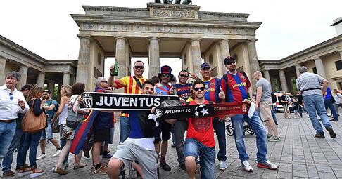 epa04785809 Supportes of Barcelona and of Juventus pose at the Fan Festival for the UEFA Champions League Final in front of the Brandenburg gate in Berlin, Germany, 06 June 2015. FC Barcelona will face Juventus FC in the 2015 UEFA Champions League final at the Olympic Stadium in Berlin, Germany on 06 June 2015. EPA/ETTORE FERRARI +++(c) dpa - Bildfunk+++