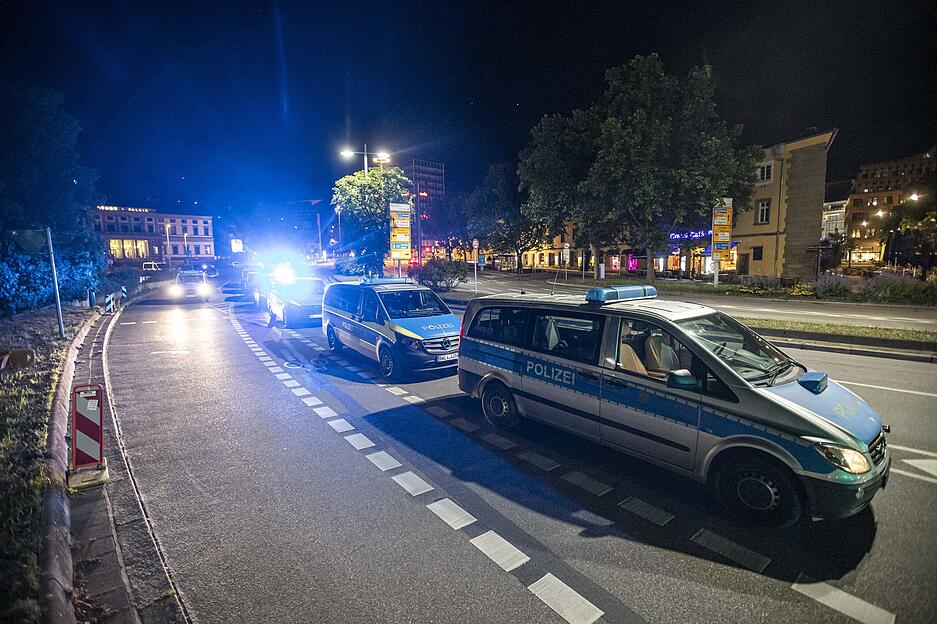 Eine Reihe von Polizeifahrzeugen steht in der Innenstadt.