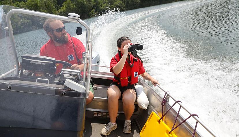 Rettungsschwimmer der DLRG überwachen einen Badesee in Baden-Württemberg. Rettungsschwimmer der DLRG überwachen einen Badesee in Baden-Württemberg.