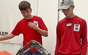 Henning Mitsch (l.) und Chris Schmid haben einen ferngesteuerten Bagger.