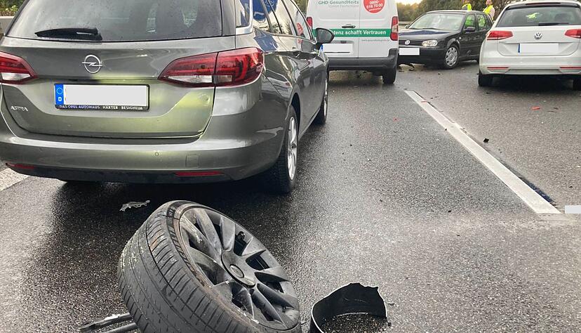 Umherfliegende Teile könnten noch mehr Fahrzeuge bei der Massenkarambolage auf der A81 beschädigt haben. Umherfliegende Teile könnten noch mehr Fahrzeuge bei der Massenkarambolage auf der A81 beschädigt haben.