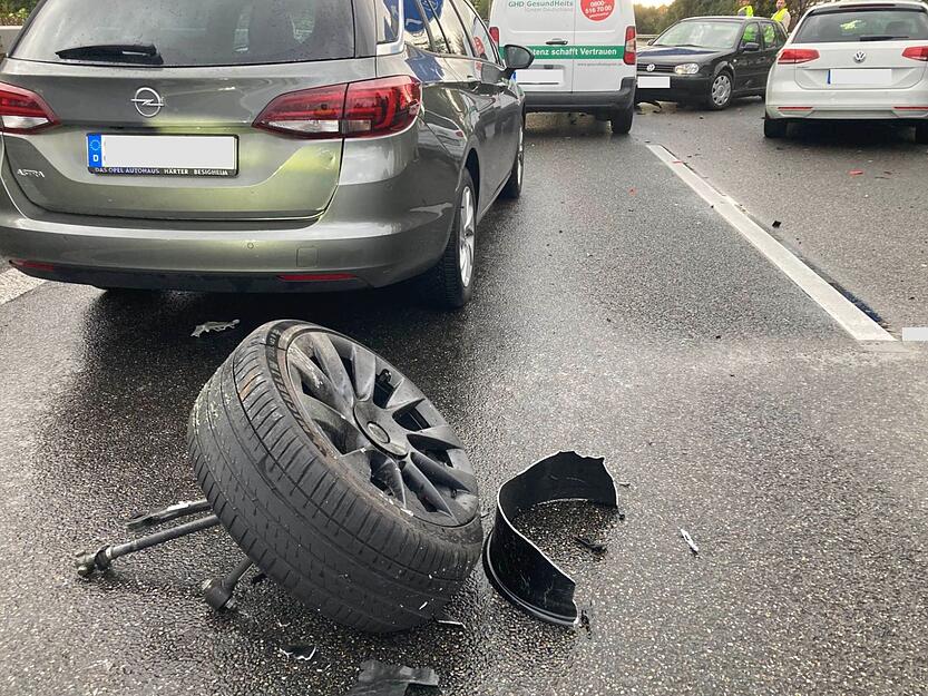 Die Polizei und die Feuerwehr sind mit einem Großaufgebot vor Ort.
