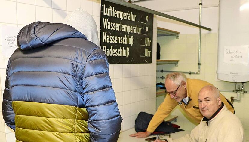 Die ehrenamtlichen Mitarbeiter im Erfrierungsschutz in der Heilbronner Neckarhalde führen Buch über die nächtlichen Gäste. Am Morgen gibt es auch einen Vermerk über die vergangenen Stunden. Meist steht dort: "Es war eine ruhige Nacht."
Foto: hag Die ehrenamtlichen Mitarbeiter im Erfrierungsschutz in der Heilbronner Neckarhalde führen Buch über die nächtlichen Gäste. Am Morgen gibt es auch einen Vermerk über die vergangenen Stunden. Meist steht dort: "Es war eine ruhige Nacht."
Foto: hag