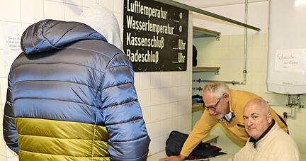 Die ehrenamtlichen Mitarbeiter im Erfrierungsschutz in der Heilbronner Neckarhalde führen Buch über die nächtlichen Gäste. Am Morgen gibt es auch einen Vermerk über die vergangenen Stunden. Meist steht dort: "Es war eine ruhige Nacht."
Foto: hag Die ehrenamtlichen Mitarbeiter im Erfrierungsschutz in der Heilbronner Neckarhalde führen Buch über die nächtlichen Gäste. Am Morgen gibt es auch einen Vermerk über die vergangenen Stunden. Meist steht dort: "Es war eine ruhige Nacht."
Foto: hag