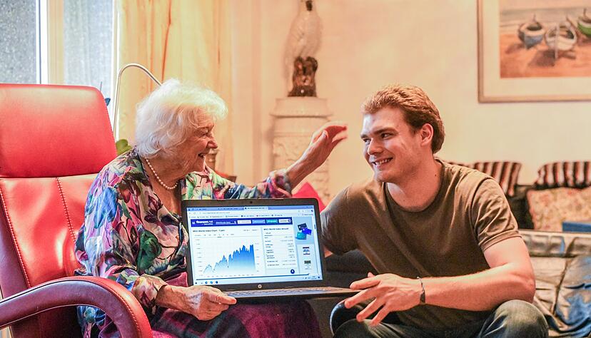 Hildegard Alf-Kopp (98) hat den Aktienkurs immer im Blick - ihr Wissen gibt sie auch an Ihre Enkel weiter. Hildegard Alf-Kopp (98) hat den Aktienkurs immer im Blick - ihr Wissen gibt sie auch an Ihre Enkel weiter.