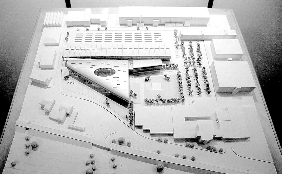 Blick auf das Modell des geplanten Kundencenters Kundendienst Kompetenz Zentrum im November 2001. Ziel ist es, den s&uuml;dlichen Werkbereich neu zu gestalten und dabei Audi und seine Produktion f&uuml;r die Region erlebbar zu machen.