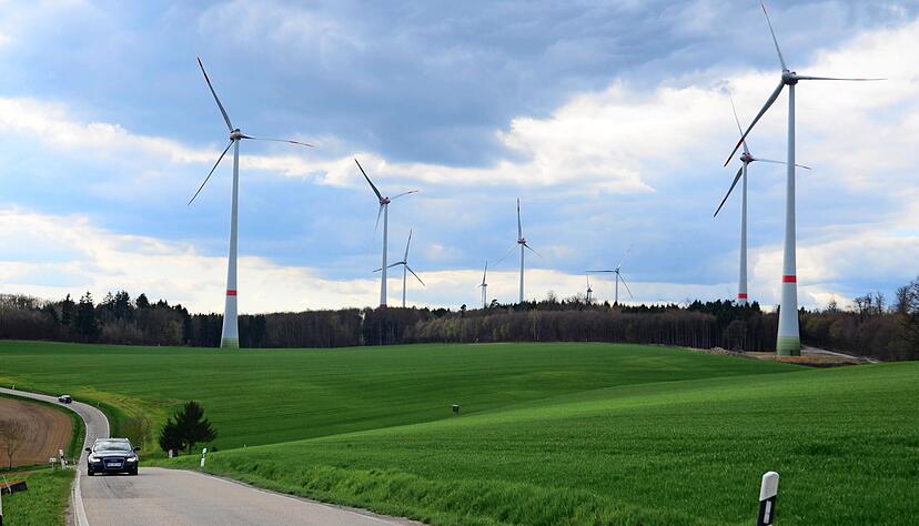 Tempo und Vorfahrt für die Windenergie? Dies ist längst nicht überall der Fall. Hier im Harthäuser Wald jedoch drehen sich seit 2015 schon 18 Anlagen.
Foto: Archiv/Gleichauf Tempo und Vorfahrt für die Windenergie? Dies ist längst nicht überall der Fall. Hier im Harthäuser Wald jedoch drehen sich seit 2015 schon 18 Anlagen.
Foto: Archiv/Gleichauf