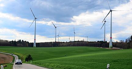 Tempo und Vorfahrt für die Windenergie? Dies ist längst nicht überall der Fall. Hier im Harthäuser Wald jedoch drehen sich seit 2015 schon 18 Anlagen.
Foto: Archiv/Gleichauf
