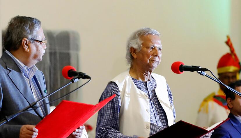 Friedensnobelpreisträger Muhammad Yunus (r) legt seinen Amtseid als Chef der Übergangsregierung von Bangladesch ab. (Foto Archiv) Friedensnobelpreisträger Muhammad Yunus (r) legt seinen Amtseid als Chef der Übergangsregierung von Bangladesch ab. (Foto Archiv)