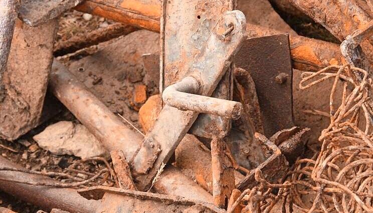 Mehr als Altmetall kam nicht zum Vorschein: Wer immer die Hütte 1932 anzündete, hat sie vorher ausgeräumt. Mehr als Altmetall kam nicht zum Vorschein: Wer immer die Hütte 1932 anzündete, hat sie vorher ausgeräumt.