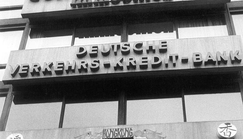 Ein Schild eines Sexkinos hängt im Jahr 1982 über einem Eingang am Kurfürstendamm. (Archivbild) Ein Schild eines Sexkinos hängt im Jahr 1982 über einem Eingang am Kurfürstendamm. (Archivbild)