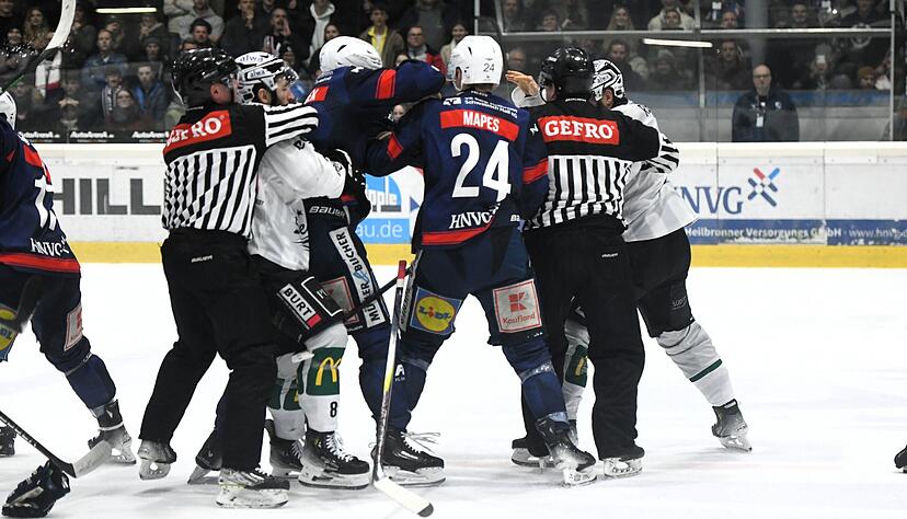 Mittendrin statt nur dabei: Corey Mapes hatte den Bietigheimer Spielern schon beim Kampf zwischen Benedikt Jiranek und S&ouml;ren Sturm einiges nicht nur verbal mitzuteilen. Nach einem Gerangel mit Marek Racuk erhielt der Falken-Verteidiger eine Spieldauerstrafe.