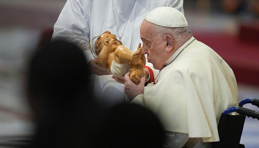 Papst Franziskus ernannte erstmals eine Frau zur Präfektin im Vatikan, die italienische Ordensschwester Simona Brambilla. Papst Franziskus ernannte erstmals eine Frau zur Präfektin im Vatikan, die italienische Ordensschwester Simona Brambilla.