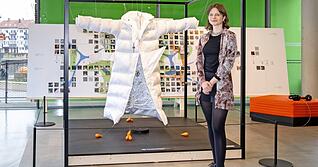 &bdquo;Seit ihren Anf&auml;ngen unterh&auml;lt die Fotografie eine sehr komplizierte Beziehung zur Wahrheit&ldquo;: Martyna Marciniak hat den Balenciaga-Mantel aus einem gef&auml;lschten Bild von Papst Franziskus akribisch rekonstruiert.