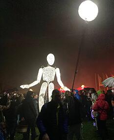 Noch einmal tanzt der Dundo zu &bdquo;An Tagen wie diesen&ldquo; bei der Lasershow, dann ist das Fest vorbei.